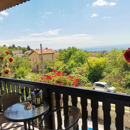 Holly Konukevi Balçık